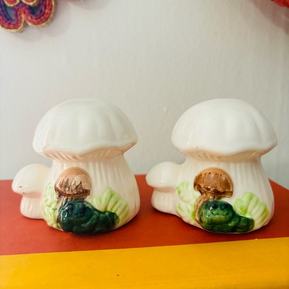 Vintage Mushroom & Frog Double Sided Salt & Pepper Shakers - Picture 3 of 4